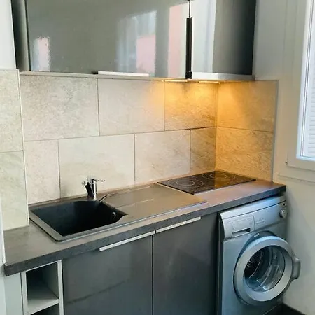 - Centre